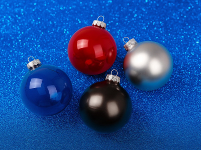 Стеклянный елочный шар Christmas bauble, синий прозрачный, с серебристым колпачком в черной коробке