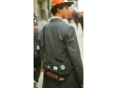 Сумка-мессенджер Herschel Cove из переработанного материала 22,5 л - сплошной черный