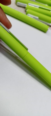 Ручка шариковая пластиковая Bon с покрытием soft touch, зеленое яблоко (Р)