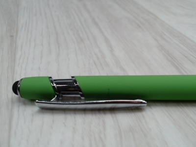 Ручка металлическая soft-touch шариковая со стилусом Sway, зеленое яблоко/серебристый (P)