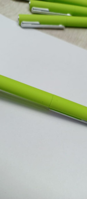 Ручка шариковая пластиковая Bon с покрытием soft touch, зеленое яблоко (Р)