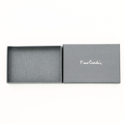 Визитница Pierre Cardin. Корпус- металл, иск.кожа. Размер 9,3 х 6,0 х 0,8 см. Цвет - синий.