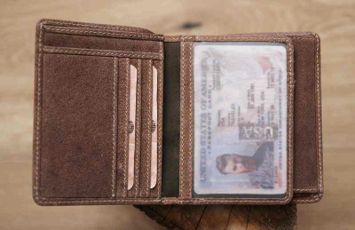 Бумажник KLONDIKE «Finn», натуральная кожа в коричневом цвете, 10 х 11,5 см