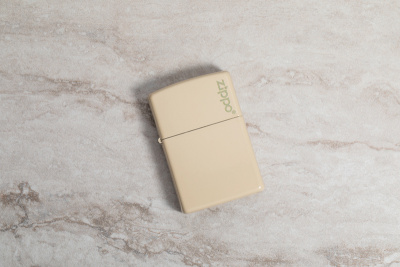 Зажигалка ZIPPO Classic с покрытием Flat Sand, латунь/сталь, бежевая, глянцевая, 38x13x57 мм