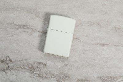 Зажигалка ZIPPO Classic с покрытием Glow In The Dark, латунь/сталь, белая, матовая, 38x13x57 мм