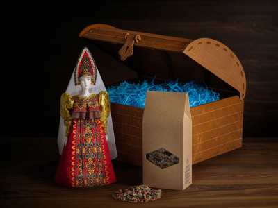 Подарочный набор: кукла фарфоровая, чай Малина с мятой, красный