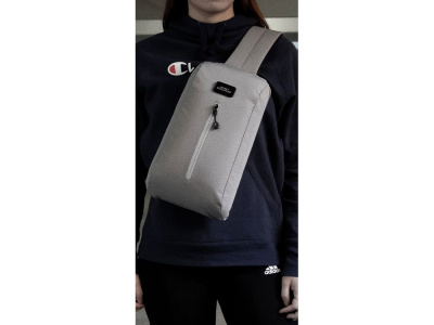 Сумка-слинг Nomad на одно плечо из водостойкого переработанного пластика, серый