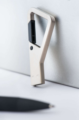 Флешка ZEVS Черная 4045.08.32ГБ