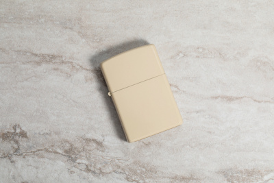 Зажигалка ZIPPO Classic с покрытием Flat Sand, латунь/сталь, бежевая, глянцевая, 38x13x57 мм